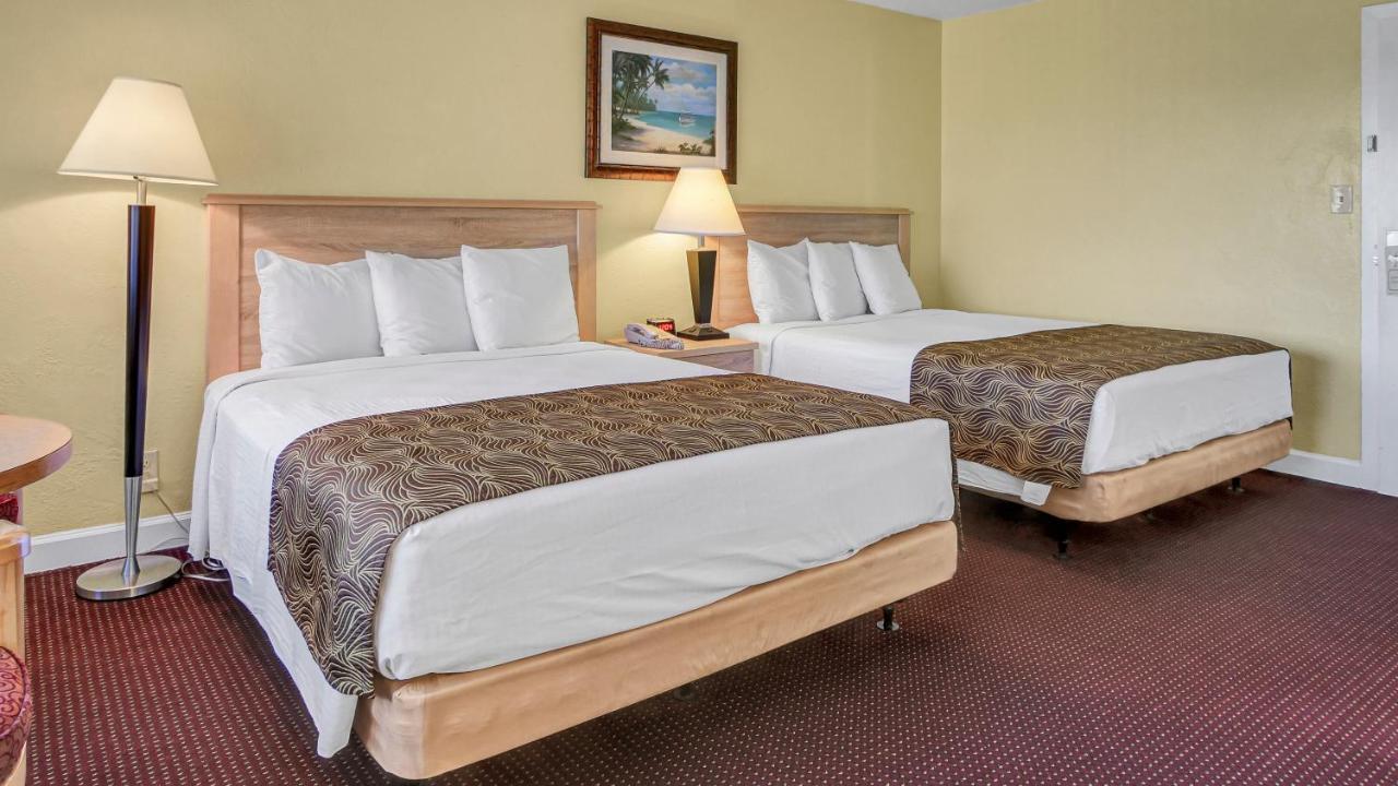 Page Terrace Beachfront Hotel Сейнт Пийт Бийч Екстериор снимка